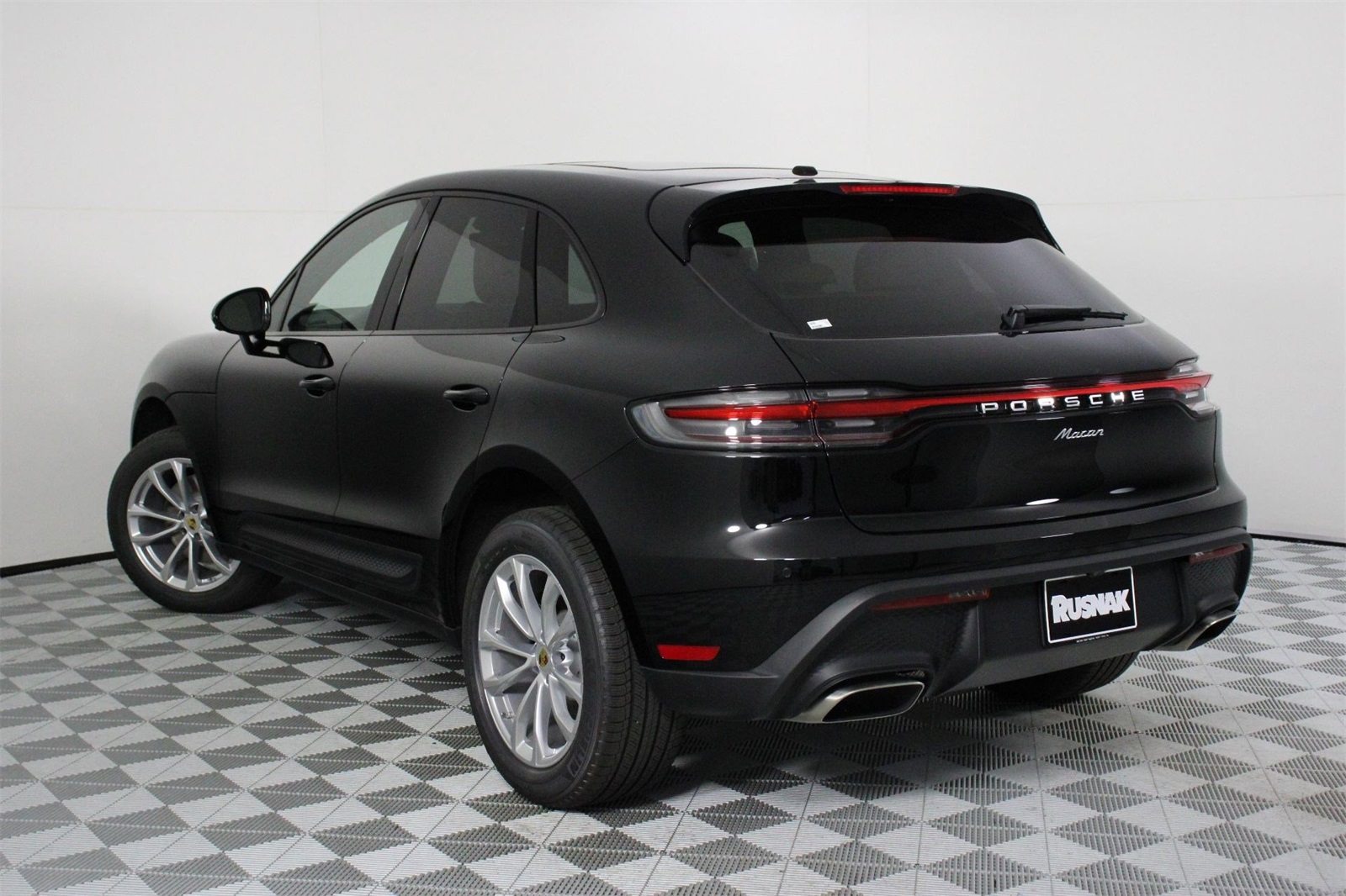 2025 Porsche Macan T photo 3