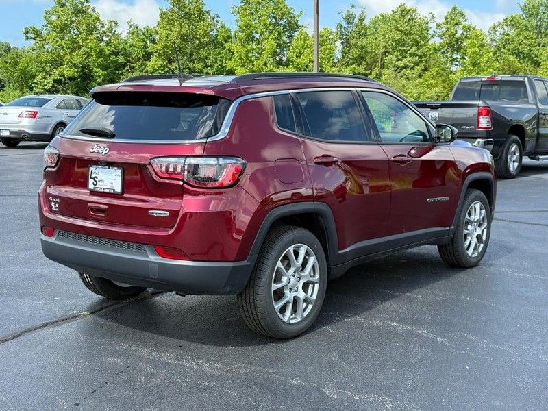 2022 Jeep Compass Latitude Lux photo 3