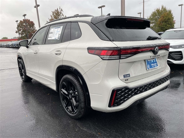 2026 Volkswagen Tiguan SE R-Line Black photo 3