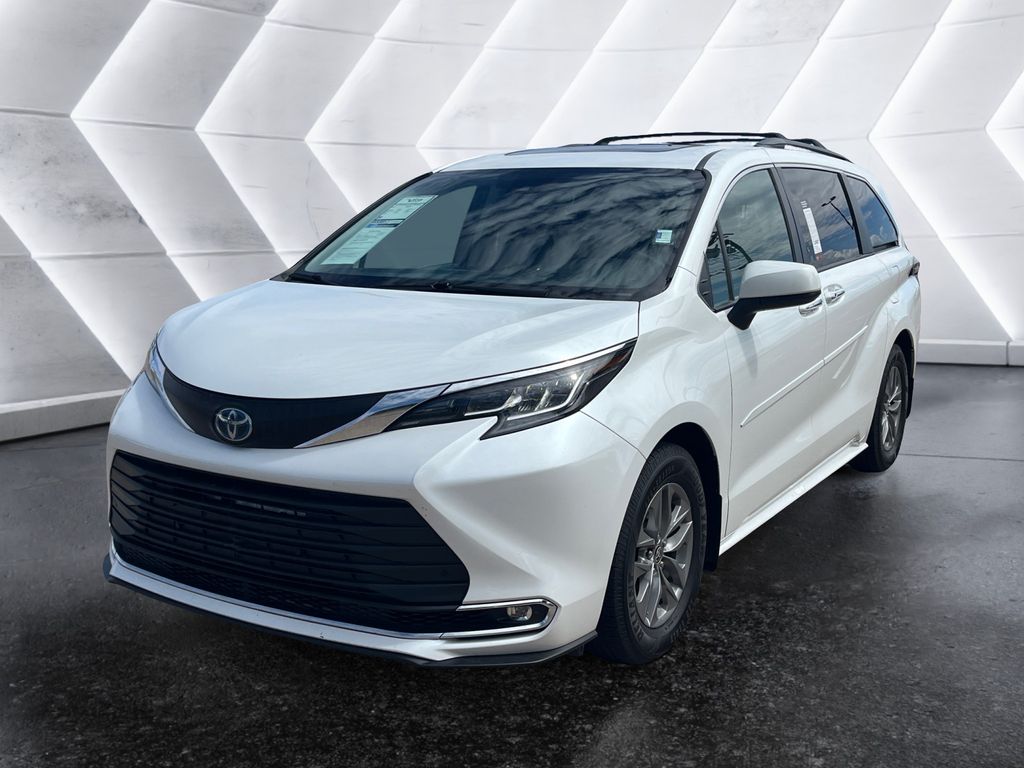 2022 Toyota Sienna XLE photo 3