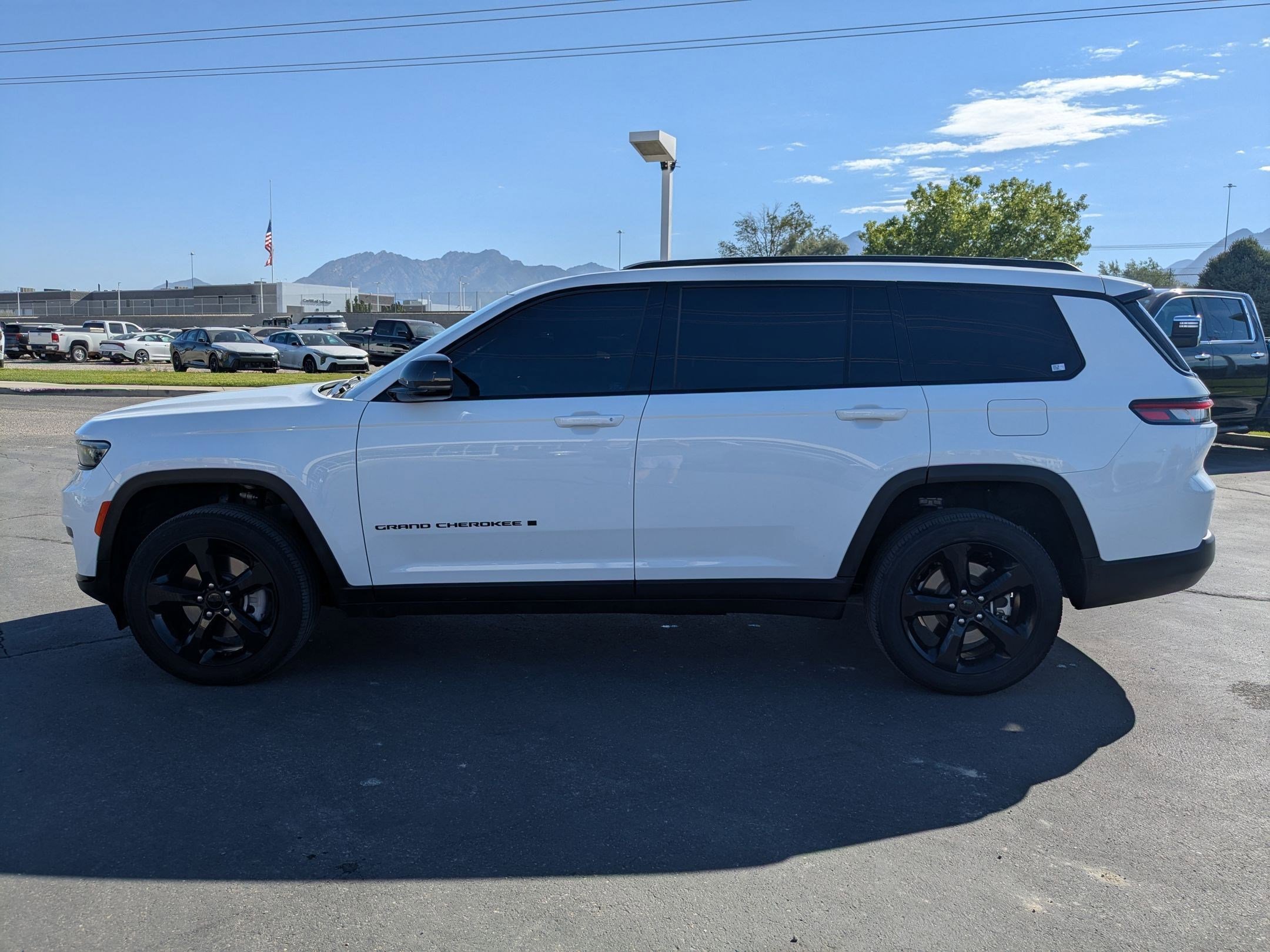 2022 Jeep Grand Cherokee Altitude photo 2