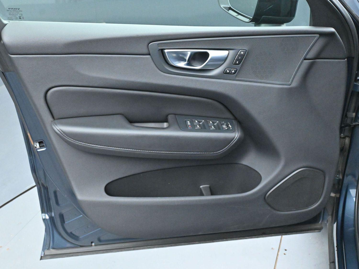 2024 Volvo XC60 Plus photo 11