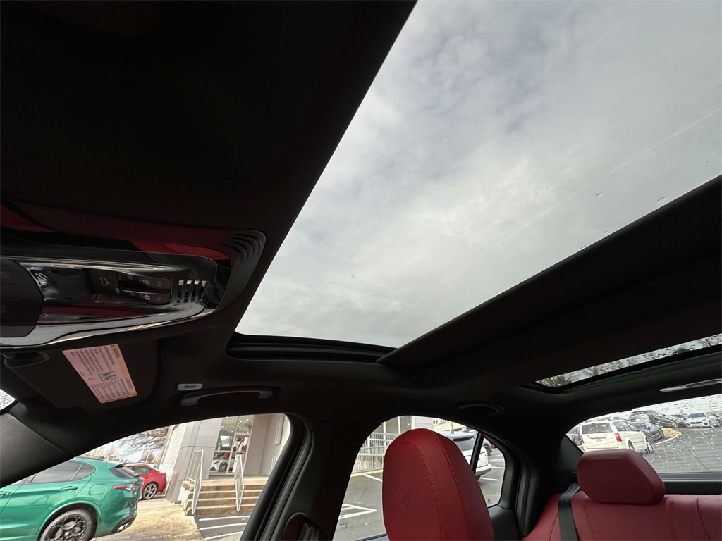2025 Alfa Romeo Giulia photo 8
