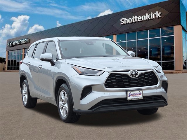 2023 Toyota Highlander L photo 2