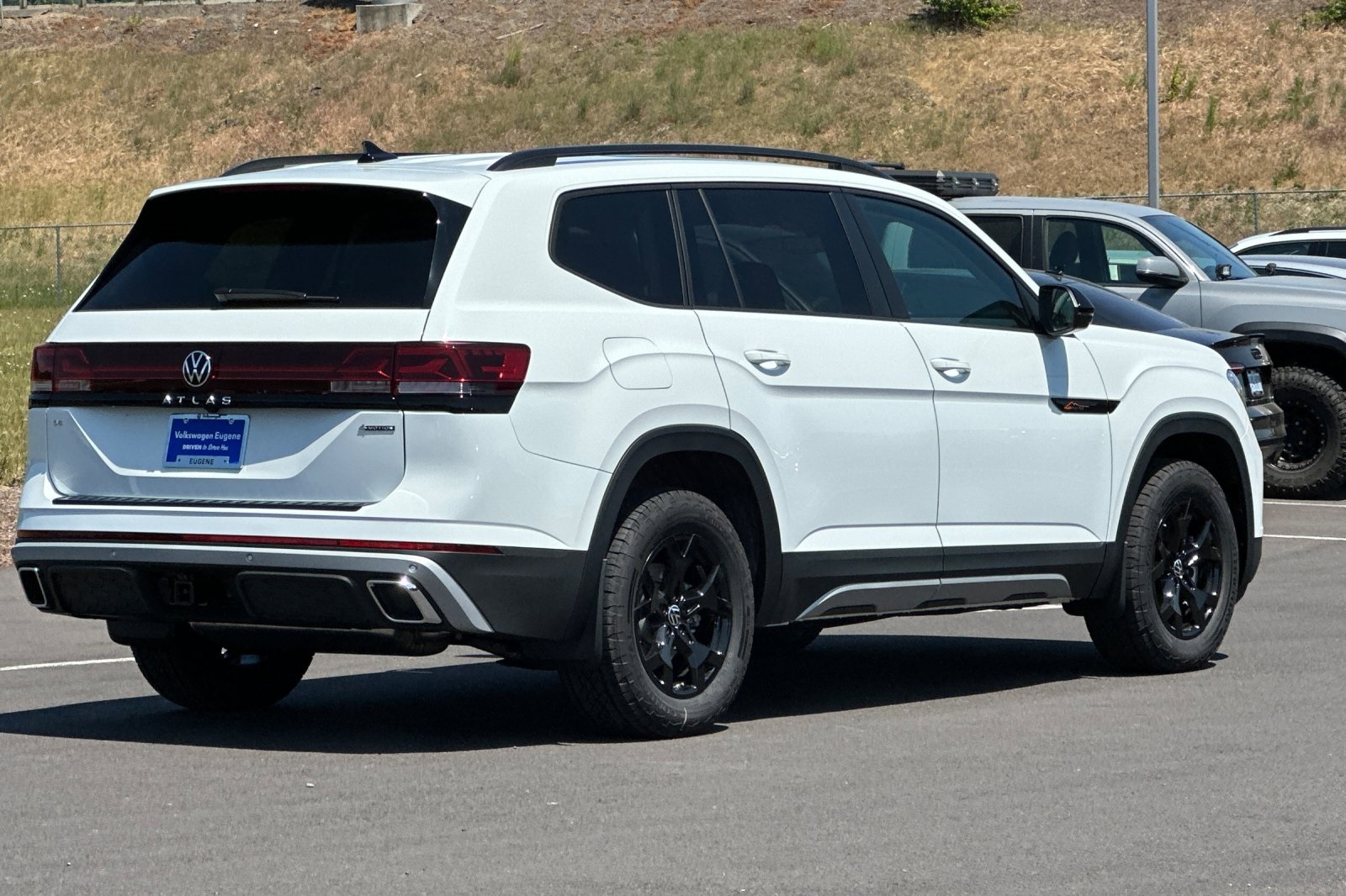 2025 Volkswagen Atlas Peak Edition SE photo 2