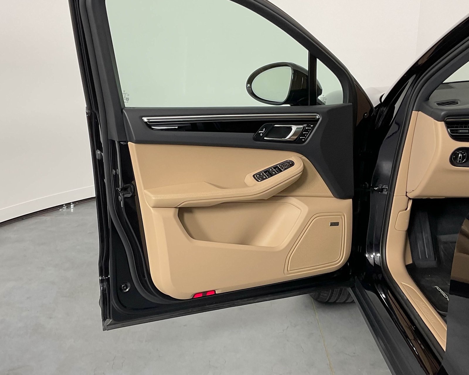 2024 Porsche Macan T photo 13
