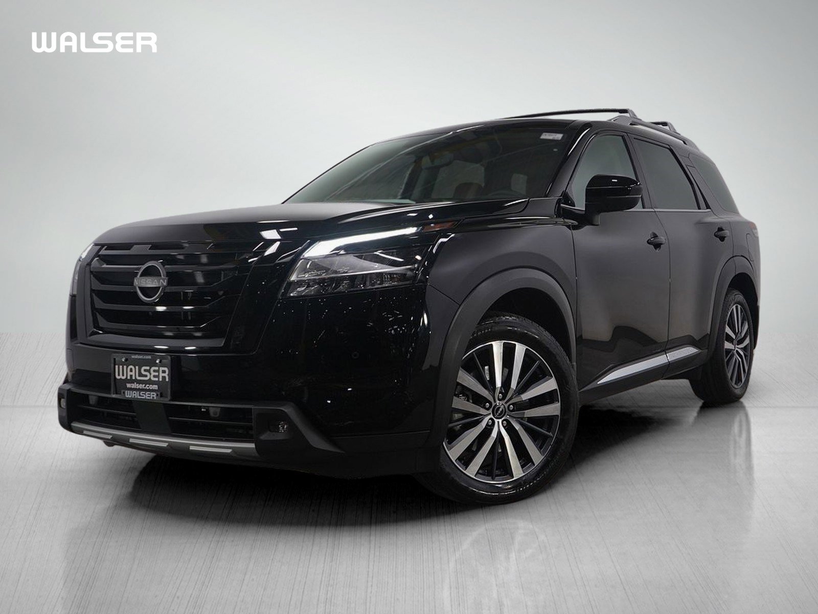 2022 Nissan Pathfinder Platinum's photo