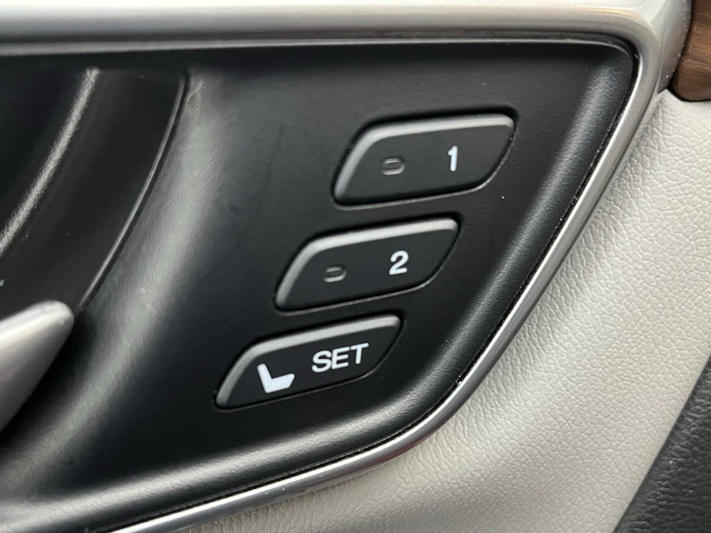 2022 Honda CR-V Hybrid Touring photo 11