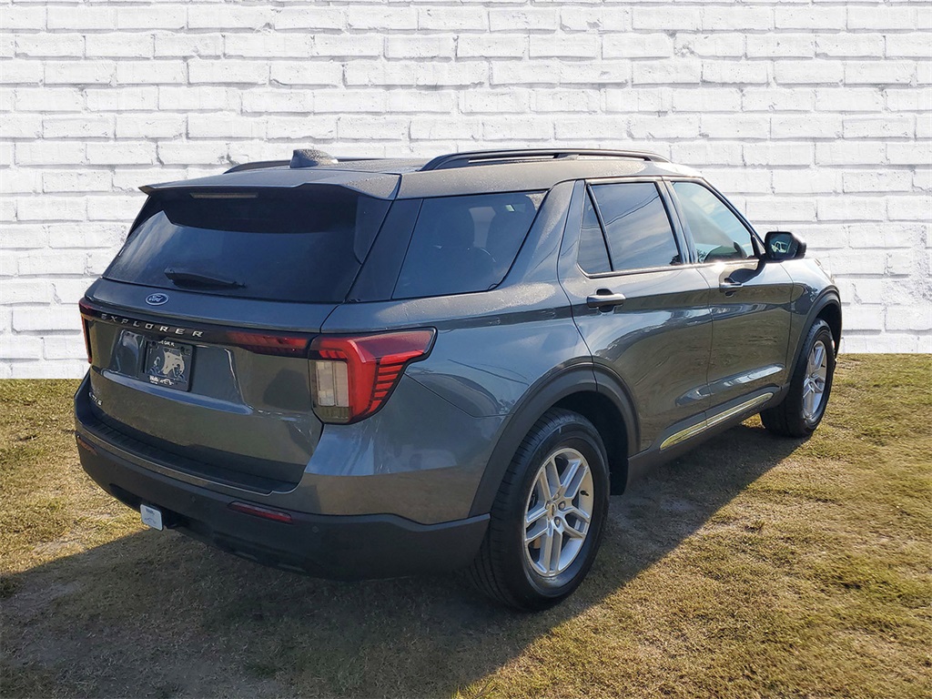2025 Ford Explorer photo 2