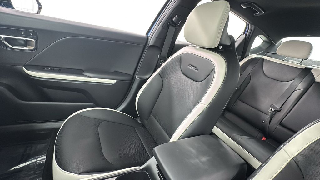 2025 Kia K4 GT-Line photo 13