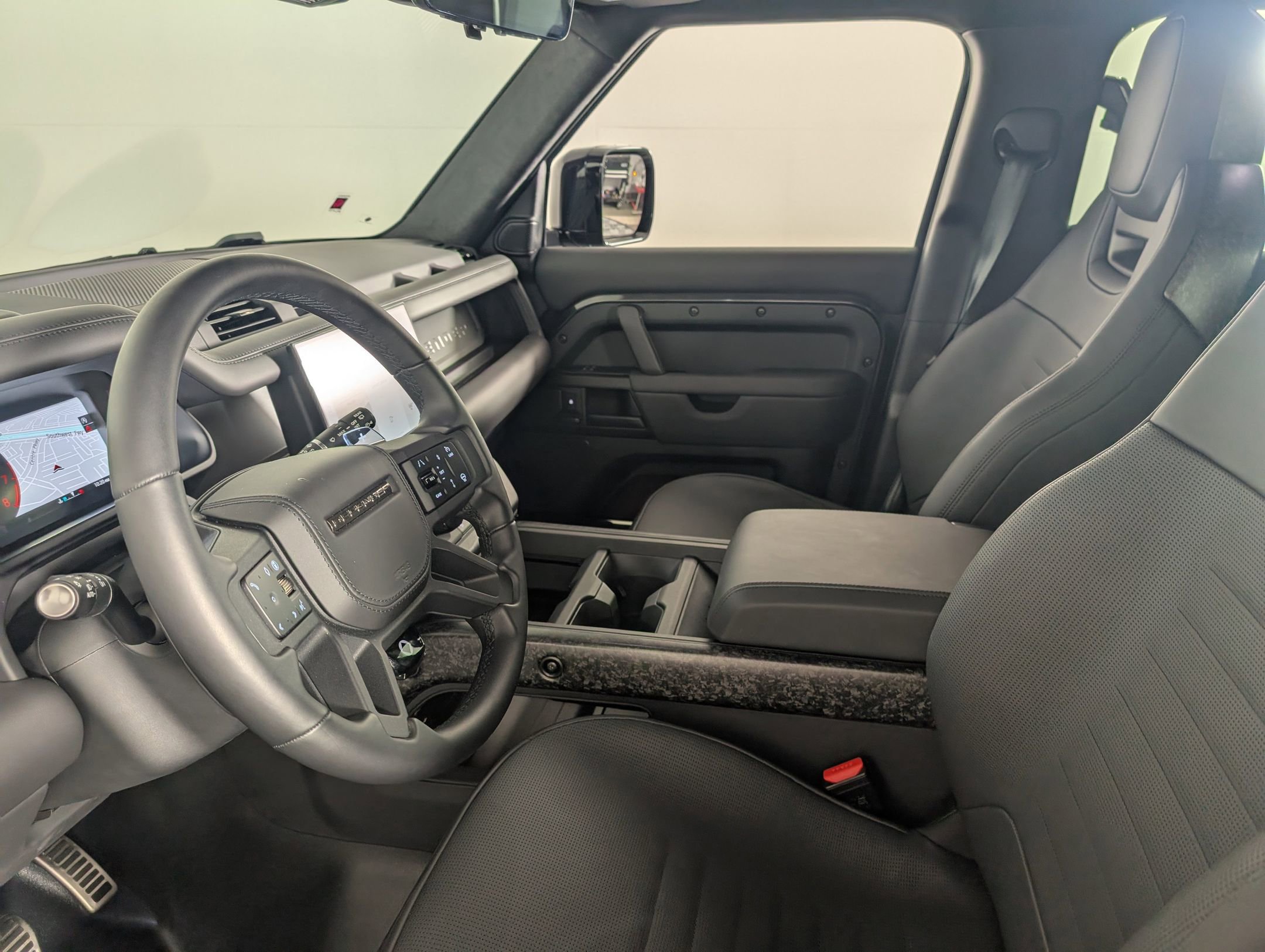 2025 Land Rover Defender 110 photo 4