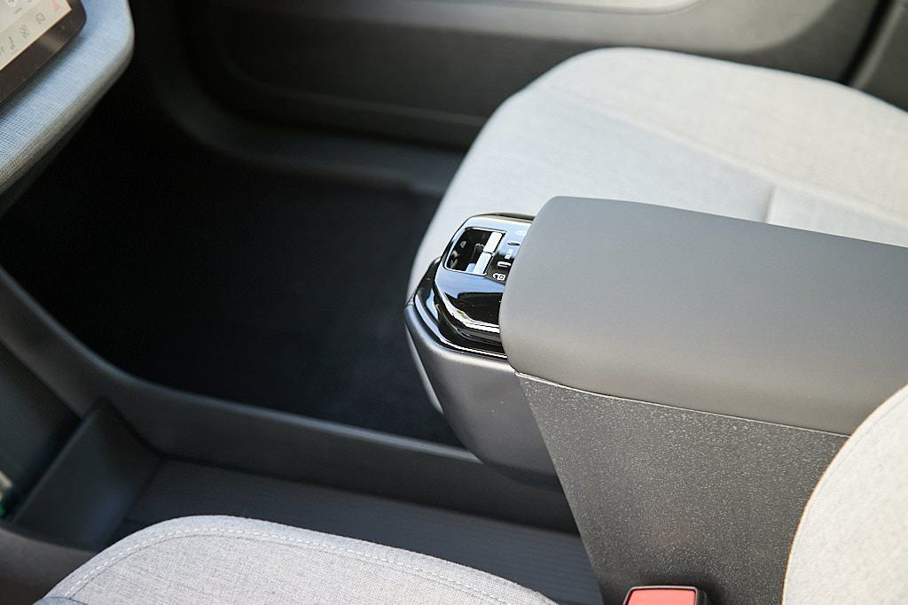 2025 VOLVO EX30 - Image 15