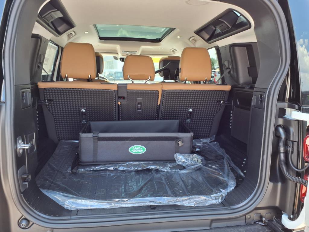 2025 Land Rover Defender 110 X-Dynamic SE photo 13