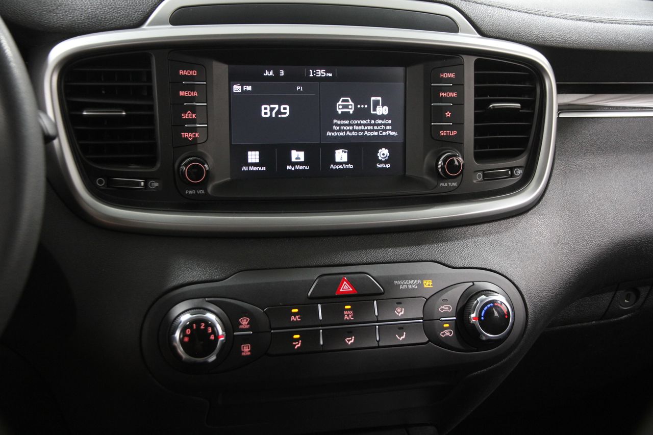 2020 Kia Sorento LX photo 9
