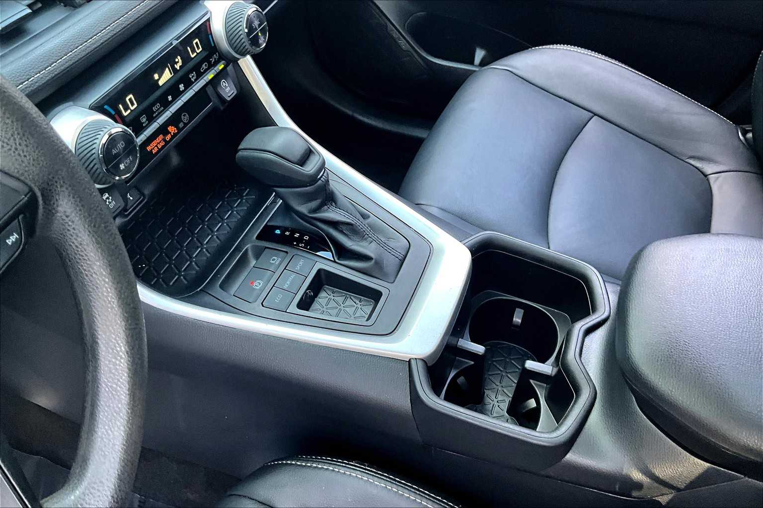 2022 Toyota RAV4 XLE photo 11