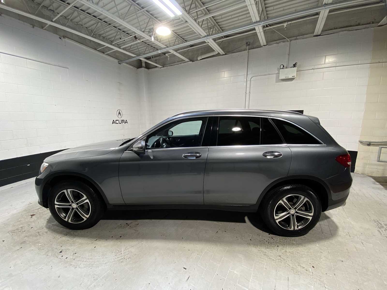 2017 Mercedes Benz GLC 300 4MATIC photo 3