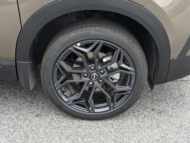 2025 Nissan Kicks SR photo 9