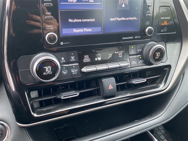 2022 Toyota Highlander LE photo 23