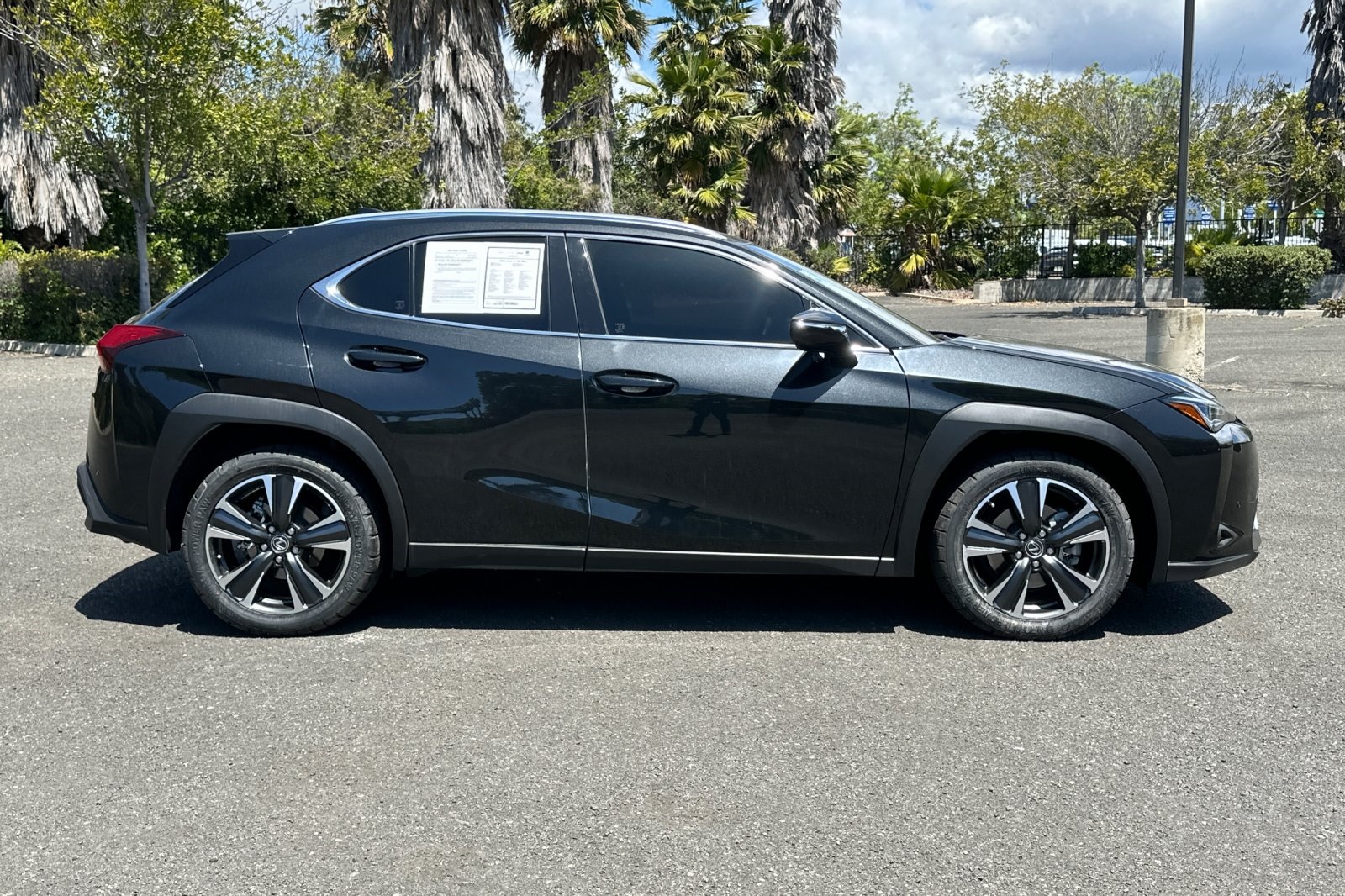 2022 Lexus UX 200 photo 2