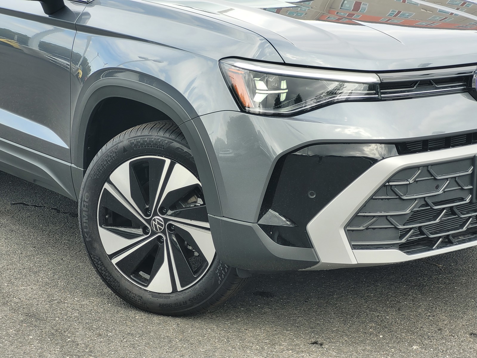 2025 Volkswagen Taos SE photo 3