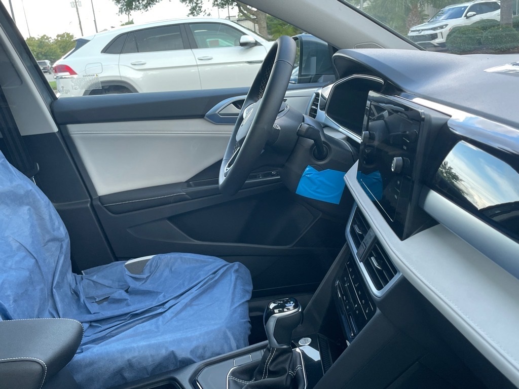 2025 Volkswagen Taos SE photo 2
