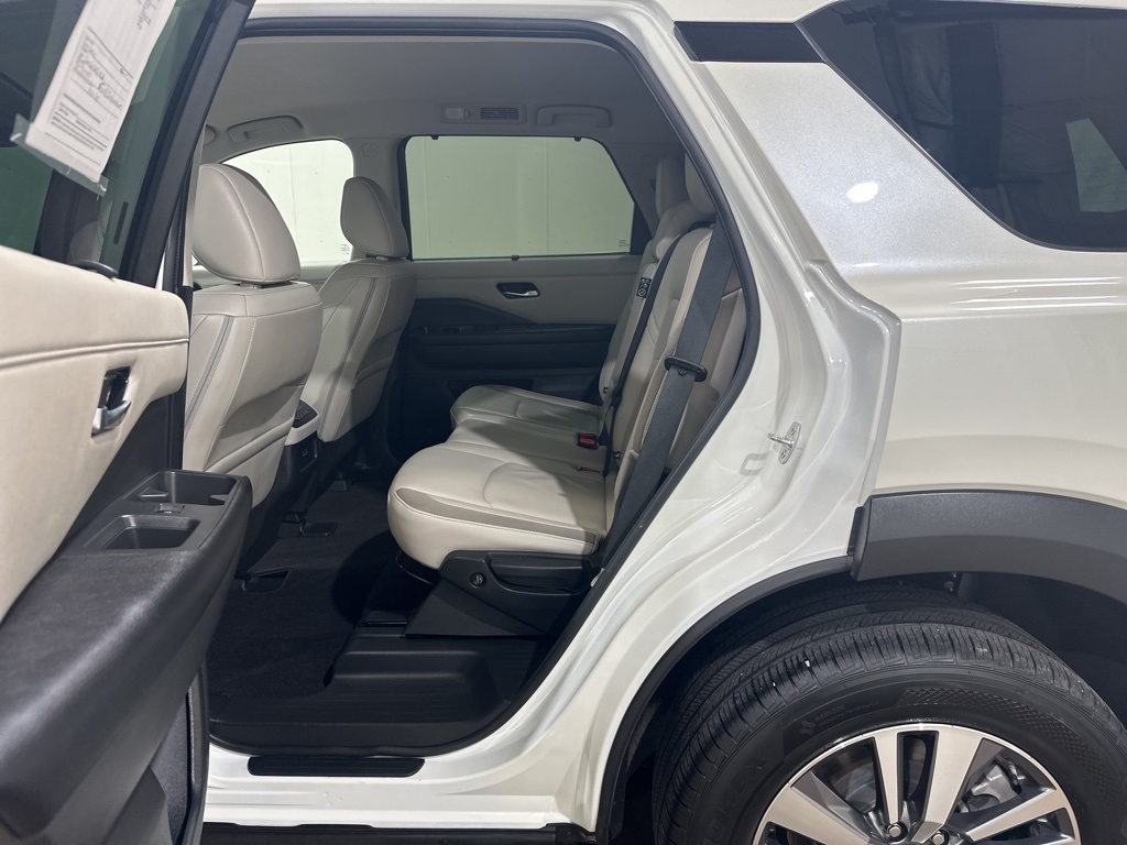 2023 Nissan Pathfinder SL photo 17
