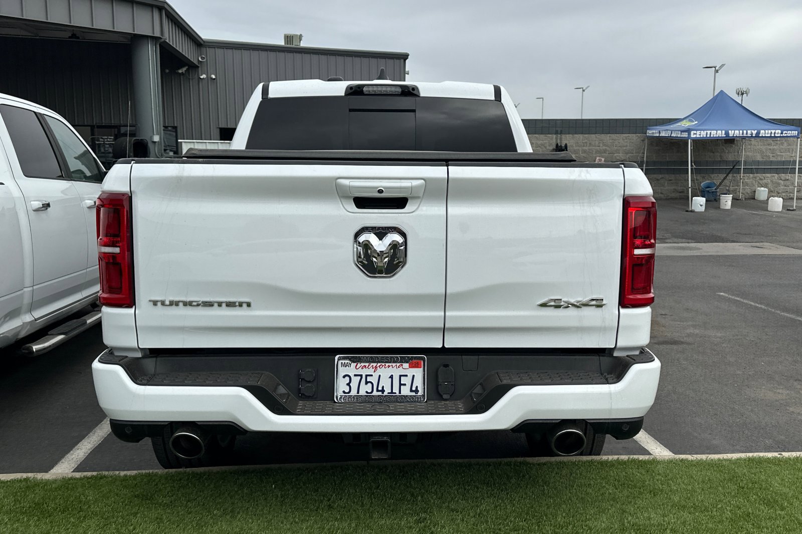 2025 Ram 1500 photo 3