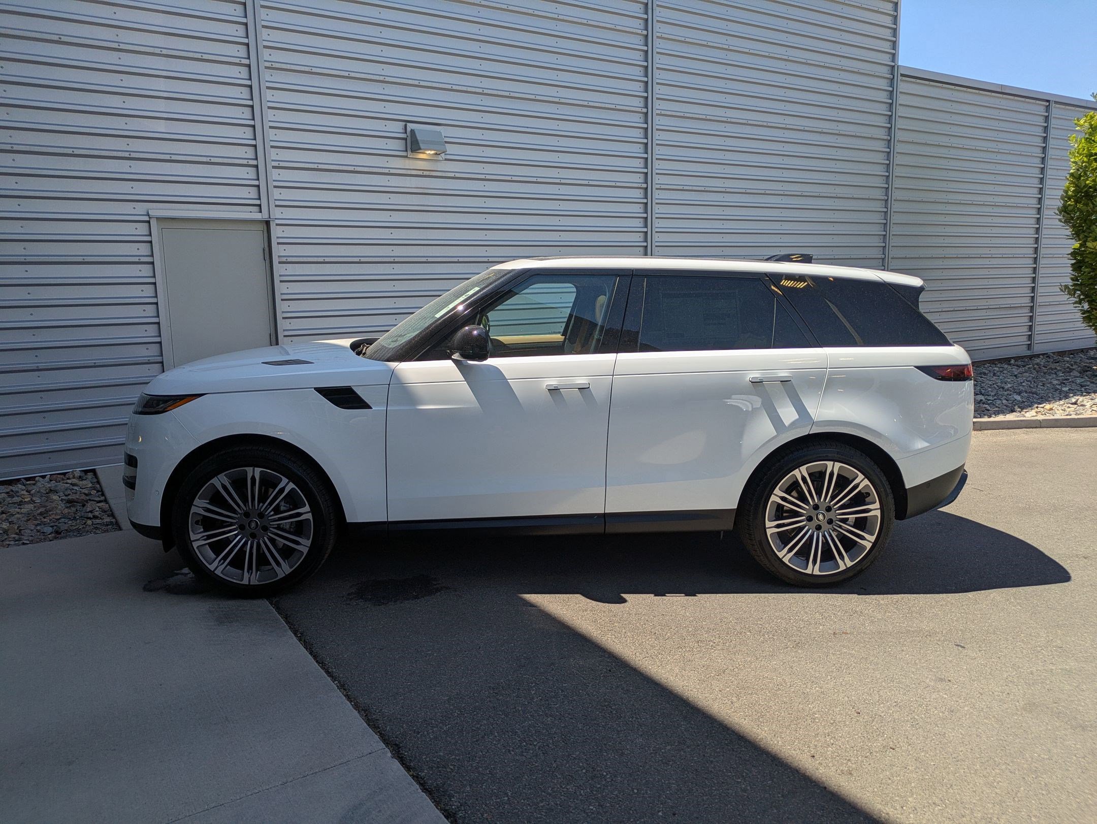 2025 Land Rover Range Rover Sport SE photo 2
