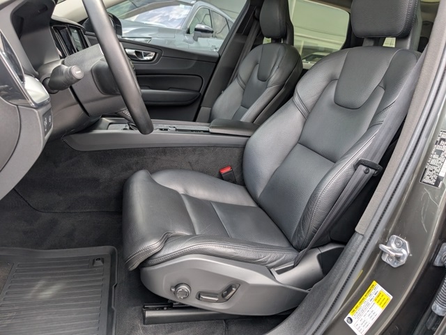 2019 Volvo XC60 T5 Momentum photo 4