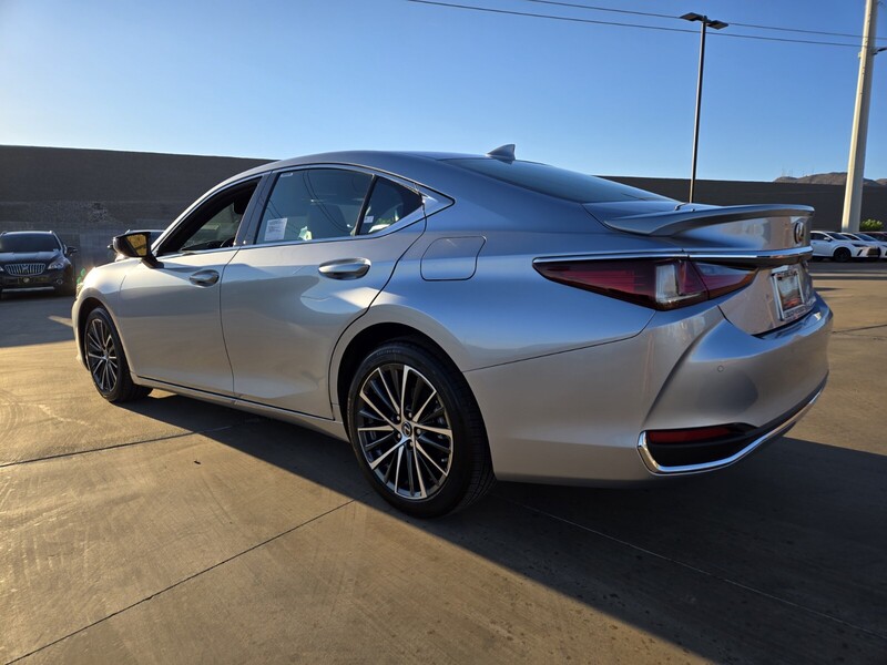 2025 Lexus ES 300h photo 4