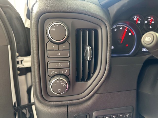 2025 Chevrolet Silverado 2500HD Custom photo 17