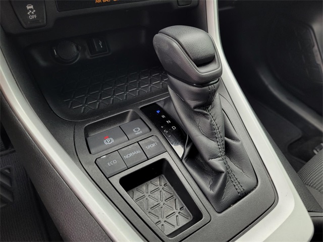 2022 Toyota RAV4 LE photo 12