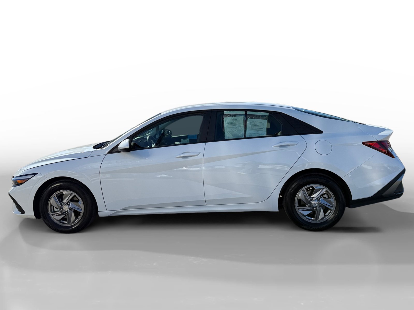 2025 Hyundai Elantra SE photo 2