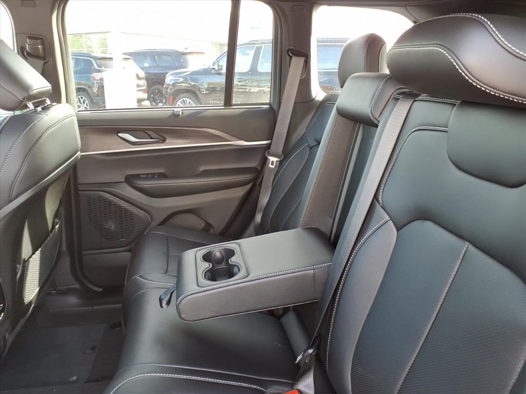 2025 Jeep Grand Cherokee Limited photo 9