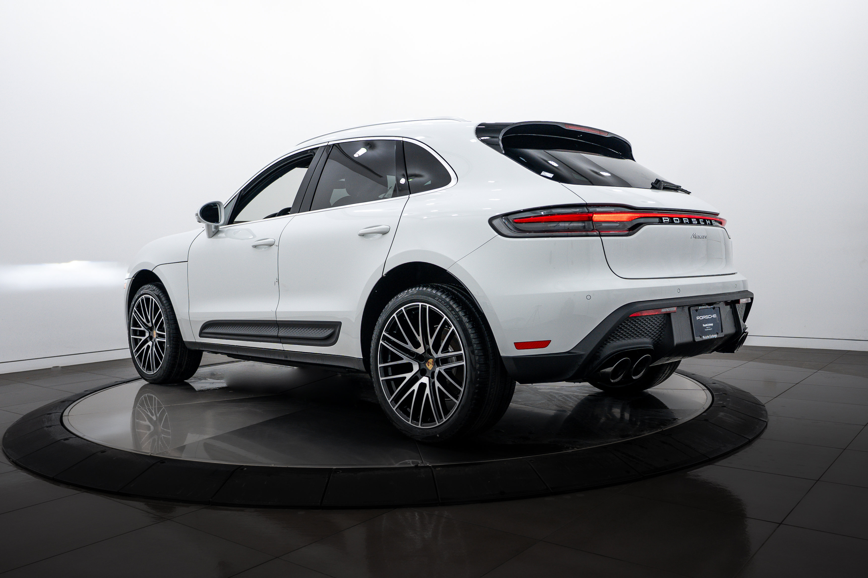 2025 Porsche Macan Base photo 3