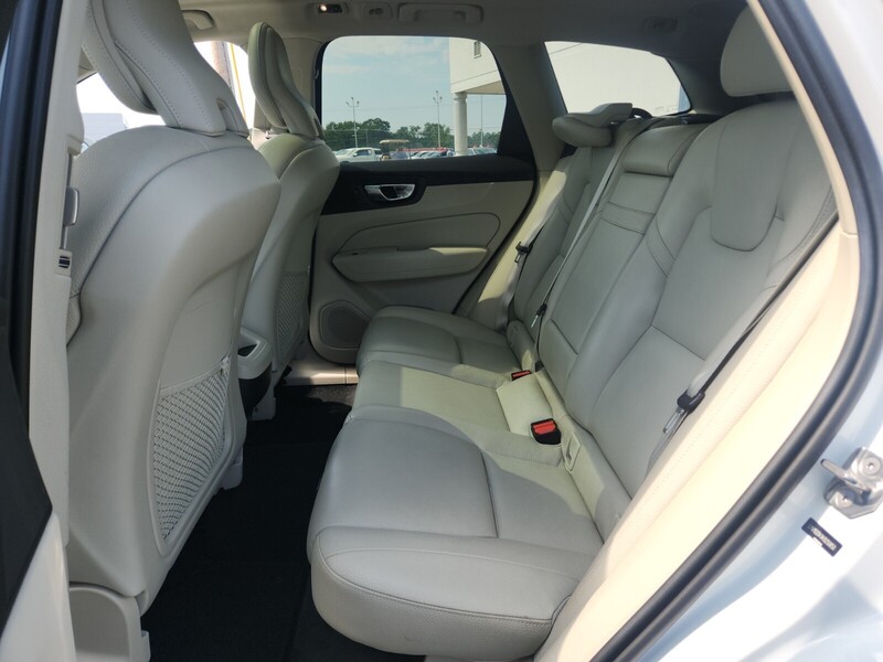 2019 Volvo XC60 T5 Momentum photo 10