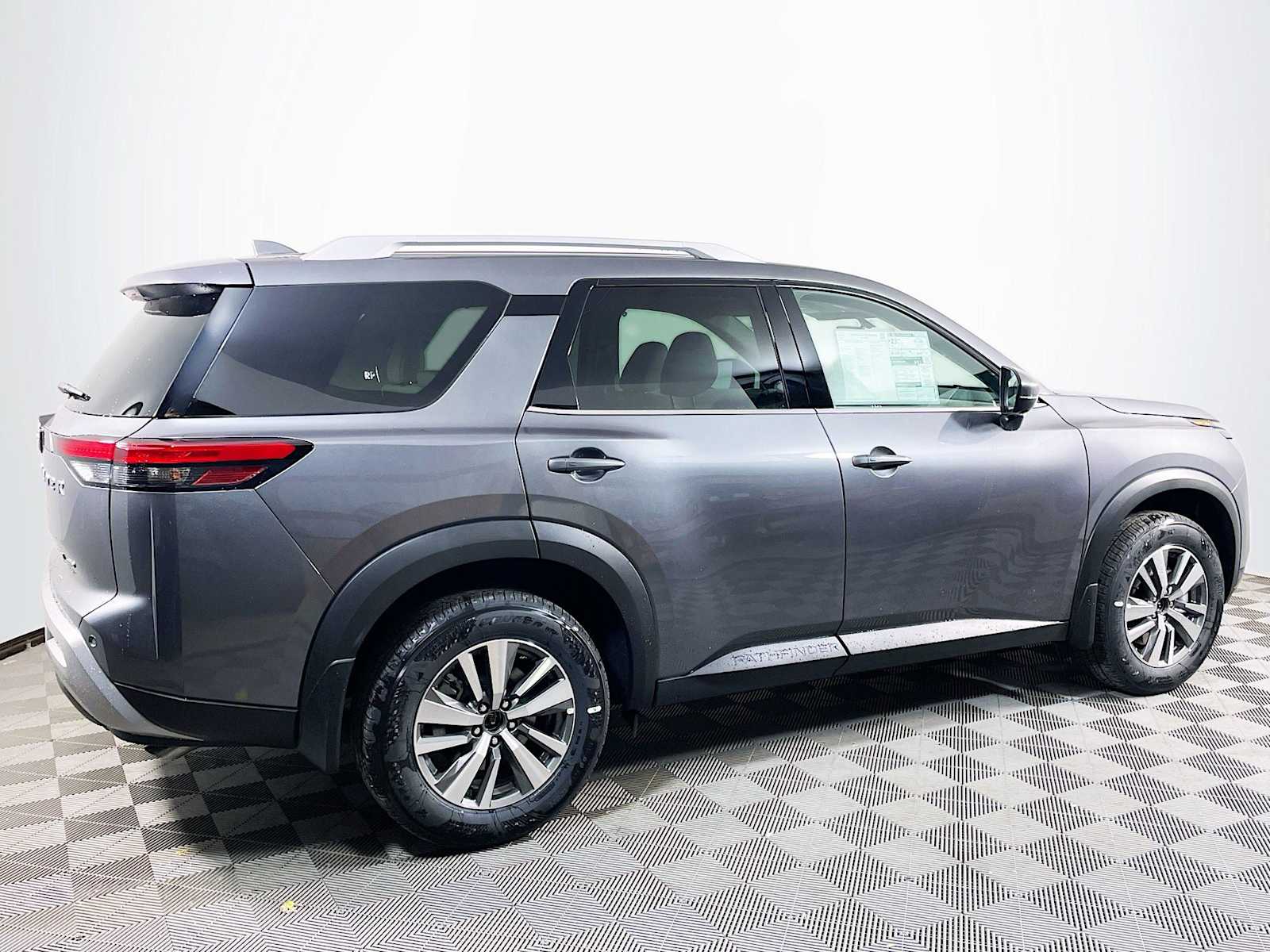 2025 Nissan Pathfinder SL photo 2