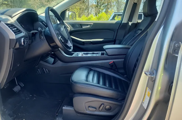 2024 Ford Edge SEL photo 3