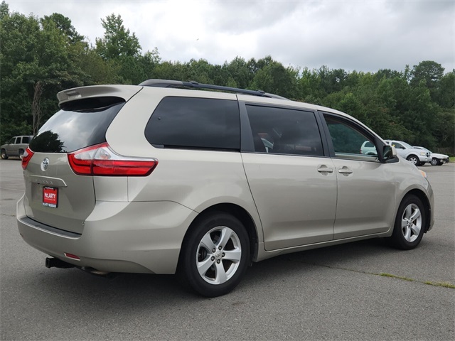 2015 Toyota Sienna LE photo 3