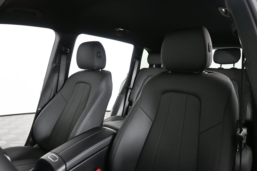 2025 Mercedes Benz GLB 250 photo 3