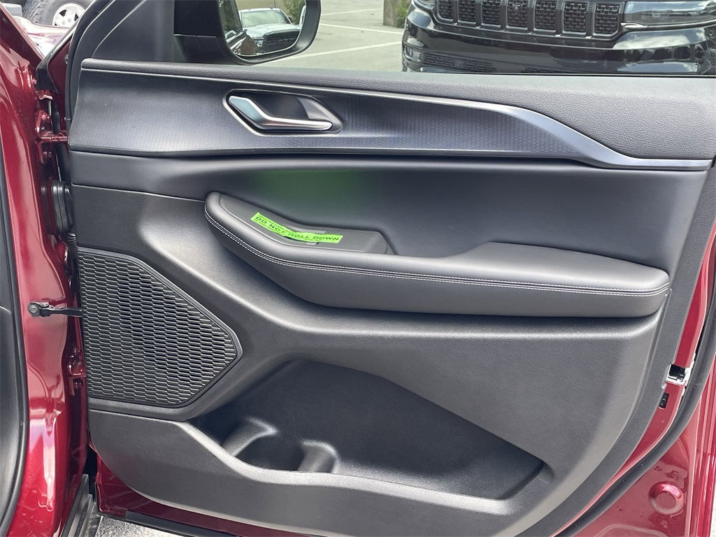 2025 Jeep Grand Cherokee Laredo photo 33