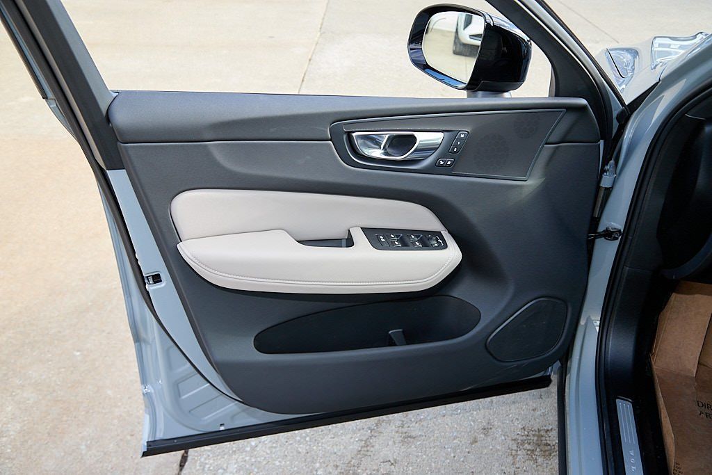 2026 VOLVO XC60 - Image 9