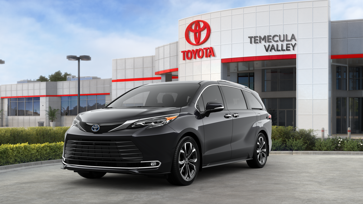 2025 Toyota Sienna Platinum's photo