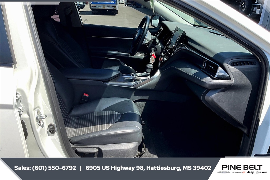 2022 Toyota Camry SE photo 6
