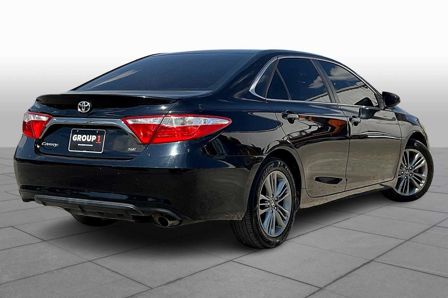 2016 Toyota Camry SE photo 12