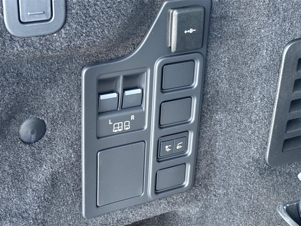 2026 Land Rover Discovery photo 7