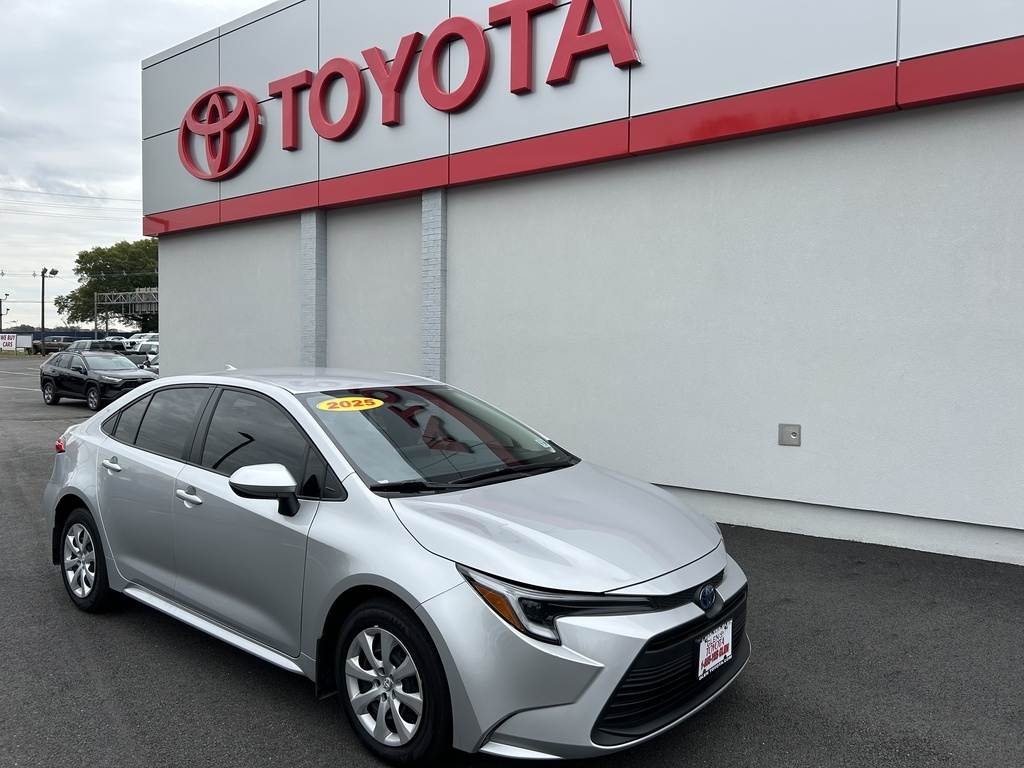 2025 Toyota Corolla LE's photo