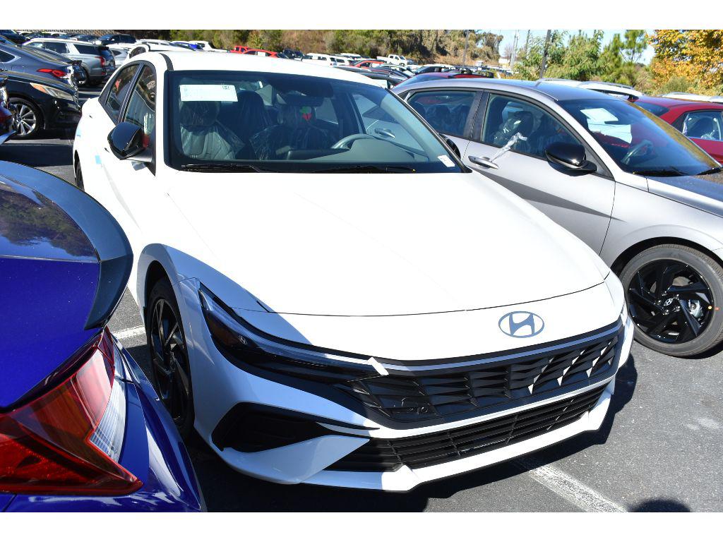 2026 Hyundai Elantra SEL Sport photo 2