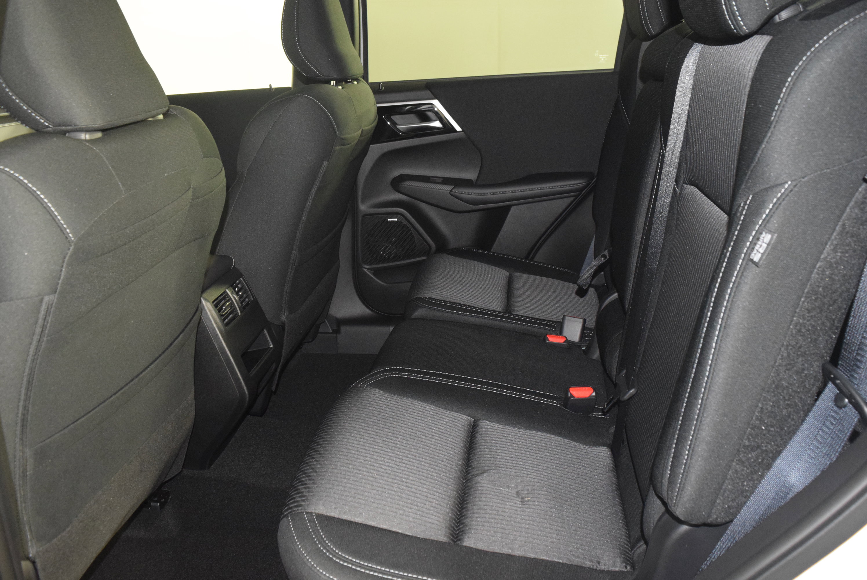 2025 Mitsubishi Outlander ES photo 15