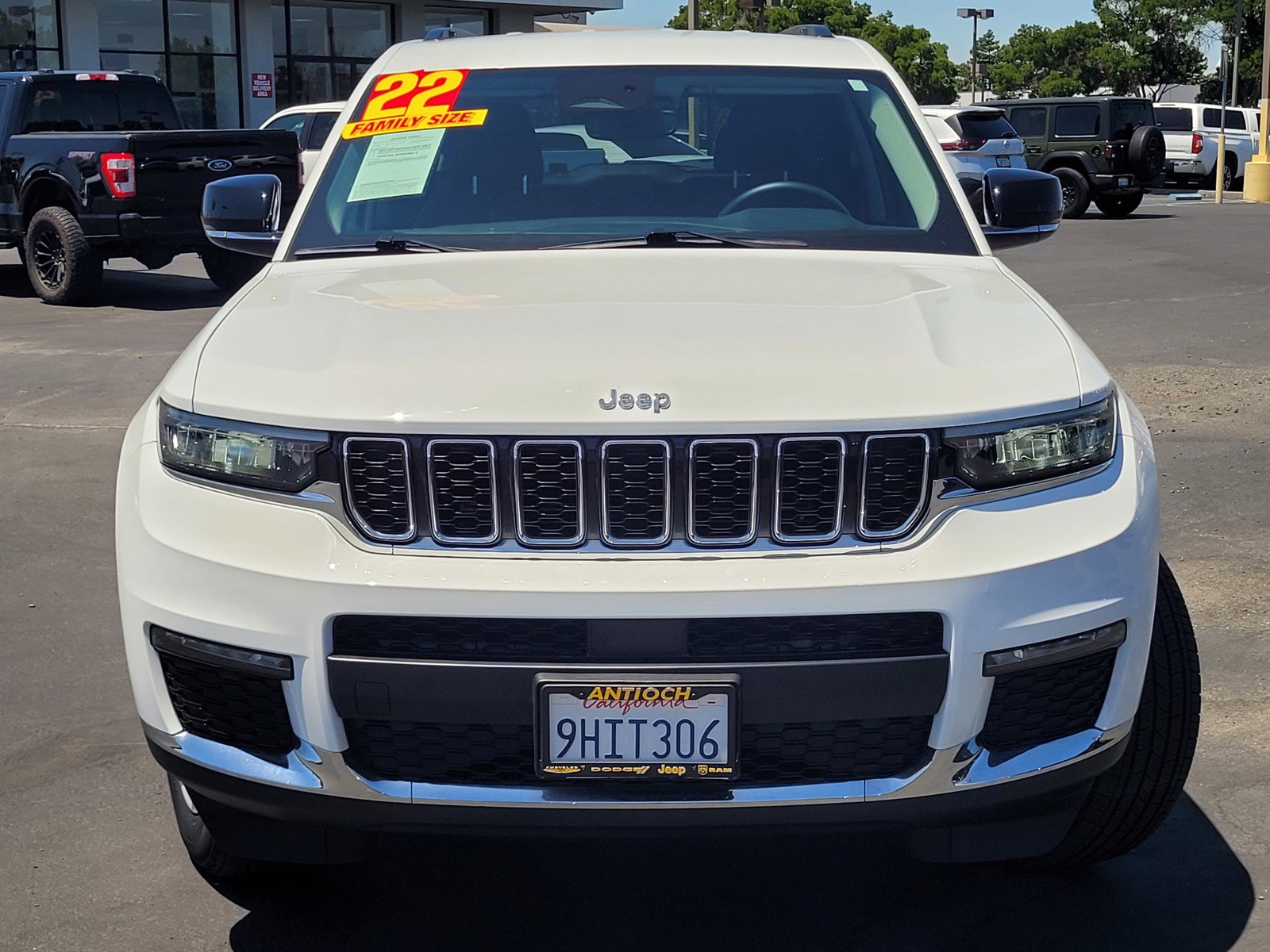 2022 Jeep Grand Cherokee Limited photo 2